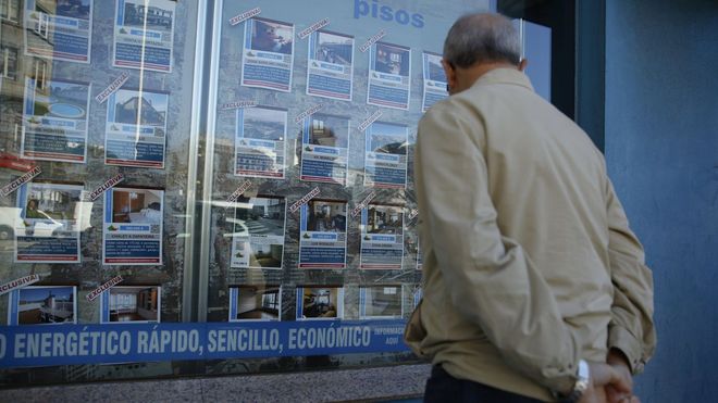 Imagen de archivo de un hombre mirando el escaparate de una inmobiliaria en A Coru�a