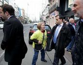 Una mujer increpa a un empleado de NCG en la protesta de ayer.