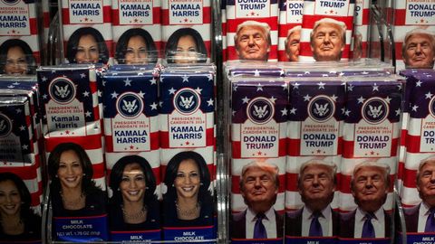 Barras de chocolate con los rostros delos candidatosen una tienda en el Aeropuerto Internacional John F. Kennedy.