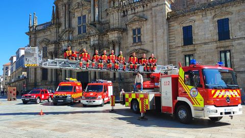 Bomberos del parque comarcal de la Mancomunidade Terra de Celanova, con el nuevo camin autoescalera.