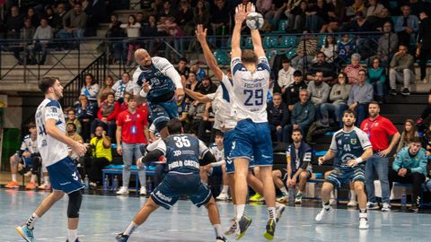 �ngel Rivero, durante el partido disputado ayer por el Cangas frente al Granollers en el pabell�n de O Gata�al.