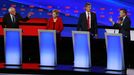 Bernie Sanders, Elizabeth Warren, Beto O'Rourke y John Hickenlooper, durante el debate en Detroit