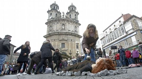 Nin unha mais. Performance de Ana Gesto en la Praza da Peregrina contra la violencia de g�nero