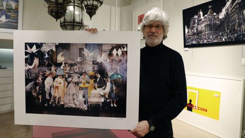 Antonio, con algunas de sus obras en la tienda Miramara de Ourense