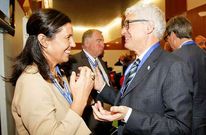La presidenta del Parlamento, Pilar Rojo, charla con el director de la OLAF, Giovanni Kessler. 