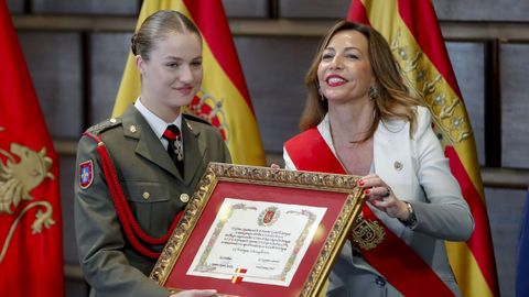 Leonor recibe el título de hija adoptiva de Zaragoza de mano de la alcaldesa de la ciudad, Natalia Chueca