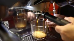 Trabajador preparando un caf� en la cafeter�a Wayoyo.