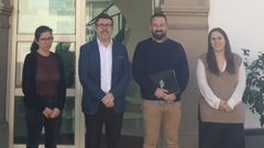 Alba Quintela, tenente de alcalde; Manolo Gonz�lez, regidor de Outes; Xabier Monteagudo, representante de Capital Energy en Galicia, y Noela Rama, ingeniera de Capital Energy, tras la firma del acuerdo.