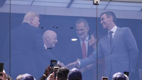 Pedro S�nchez saluda a Donald Trump en el palco tras salir campe�n del mundo Espa�a