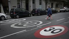 A 30 POR HORA. Las ciudades gallegas se han adelantado a las nuevas medidas urbanas que plantea la DGT y han empezado a establecer l�mites de 30. En la foto, la calle Juan Fl�rez, en A Coru�a