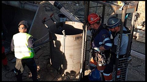 Los miembros de la Brigada de Salvamento Minero, momentos antes de acceder ayer a la galera vertical