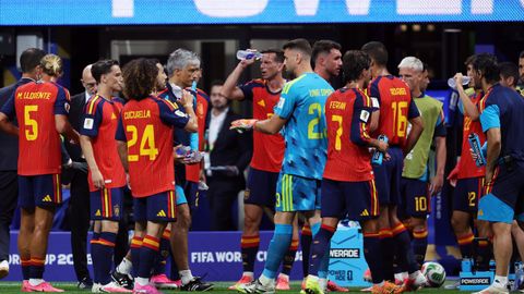 Pausa para hidrataci�n durante el primer tiempo del partido