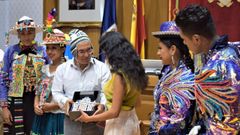 El presidente de la Diputacin de Ourense, Luis Menor, ataviado con un gorro tradicional de Bolivia, entrega un recuerdo al grupo folklrico de ese pas que participa en las Xornadas de Folclore.