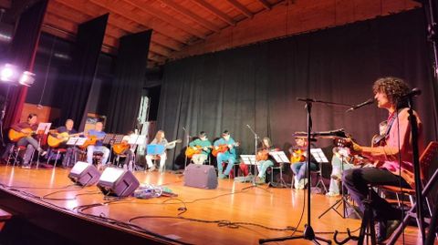 El cantautor Xo�n Curiel actu� con los alumnos de su taller de m�sica en Teo