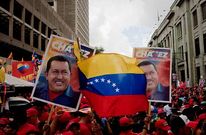 Seguidores del presidente Hugo Ch�vez participan en el cierre de campa�a en Caracas.