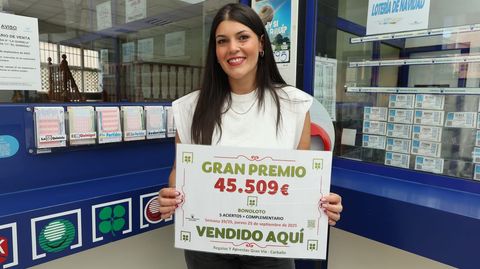 Victoria Tuñas, empleada de la nueva gerencia, se encarga ahora de la atención al público
