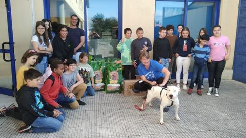 La ANPA y el CEIP San Benito de L�rez, en Pontevedra, entregan 180 kilos de pienso y 40 litros de lej�a a la protectora Os Palleiros