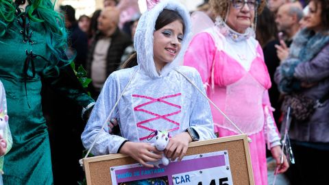 Oviedo se llena de color, alegr�a y tradici�n para celebrar el Carnaval