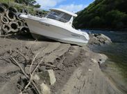 Sedimentos habitualmente ocultos por el agua, ayer a la vista aguas abajo del puente del poblado de Belesar, con embarcaciones a la vista varadas. 