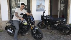 El santiagués Álex Passaretti es el gerente de Franky Motoadventures, que desde finales de mayo ofrece la posibilidad de alquilar motos en Santiago y organiza aventuras en moto por Galicia. En este momento disponen de rutas autoguiadas, siguiendo por libre recorridos por Wikiloc, pero «la idea es hacer puntualmente salidas en grupo organizadas», dice.