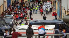 Imagen de las decenas de menores llegados solos a Ceuta, que esperaban a hacerse las pruebas de covid, el mi�rcoles, en el pol�gono industrial de la ciudad aut�noma