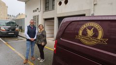 Fina Rouco con su hijo Manuel junto al tanatorio de Rego das Frores, que cerr� a finales del 2024