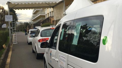 asturias vacunas.Coches esperan su turno para las vacunaciones a grandes dependientes en el AutoVac del Hospital Naranco