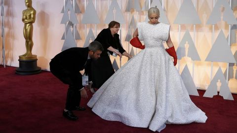 Diez semanas y 25 personas necesit la confeccin del vestido de Lady Gaga hecho sobre medidas por Alaia 