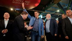 El presidente en funciones del Gobierno, Pedro S�nchez, junto al canciller alem�n y presidente de los socialistas europeos, Olaf Scholz, y el candidato del partido laborista de Pa�ses Bajos, Frans Timmermans.