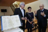 Moleiro, Mari�a Arbor y Harvey L. Sharrer presentaron ayer el �Pergamino Vindel�. 