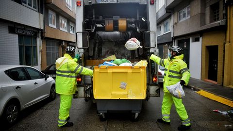 Servicio de recogida de basura en la ciudad de A Corua, en una imagen de archivo.