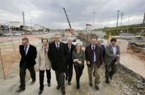 Santiago Villanueva, tercero por la izquierda, y la conselleira Ethel V�zquez en San Cibrao. 