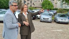 Luisa S�nchez y Miguel Mart�n, observando los terrenos previstos para el equipamiento cultural