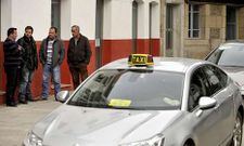 Los profesionales analizaron en corrillos de paradas como la de Praza da Torre la reuni�n con Boda�o.