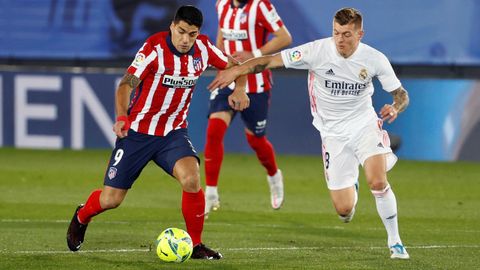 Luis Su�rez y Kroos pugnan por la pelota