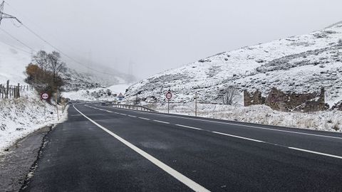 Vista de la nieve ca�da en Puerto de Pajares en la N-630, una de las principales carreteras en alerta en la localidad de Pajares, Asturias