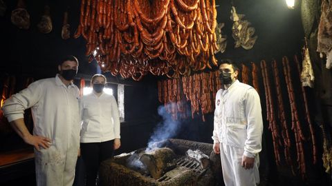 De izquierda a derecha, Adrin, Saray y Javier Sixto, en el secadero de Embutidos Hermelino donde se ahma con madera de roble.