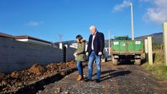 Estefan�a Ramos y Xos� Lois Pi�eiro comprueban el avance de la obra.