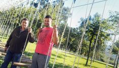 Sen�m Cortizo padre e hijo, de Pekexogo, en las instalaciones del parque multiaventura. 