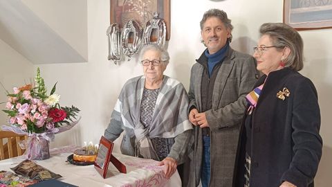 Mar�a Carmen Alonso recibi� la visita del alcalde y la concejala Ana Cartelle