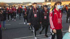 Cavafe, el primero, de rojo, en la llegada a la eliminatoria de la Copa del Rey contra el Rayo