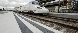 El Alvia procedente de Madrid, que ayer lleg� 20 minutos tarde, detenido ante los reformados andenes de la estaci�n lucense. 