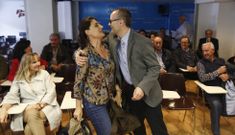 V�zquez reuni� ayer a exalcaldes y exediles (en la imagen, saludando a Mar�a Jos� Barbosa). 