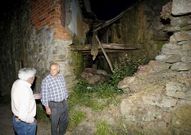 El alcalde, Manuel Seoane, ante la casa del suceso.