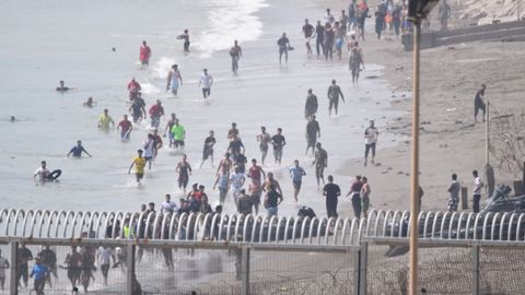 Imagen de migrantes cruzando la frontera de Ceuta.