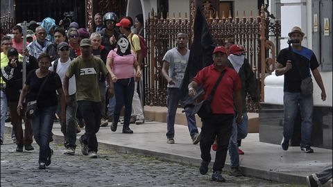 Partidario de Nicols Maduro se dirigen a la Asamblea Nacional