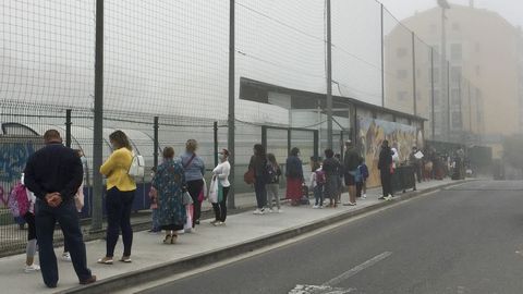 El el CEIP As Mercedes los nios accedieron al centro a travs del campo de ftbol anexo