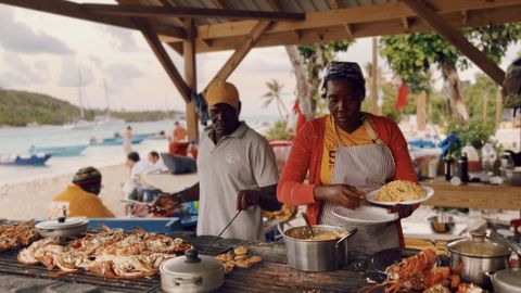 Algunas de las personas con las&nbsp;que la familia del velero Forquilla celebraron las Navidades el a&ntilde;o pasado en el Caribe.