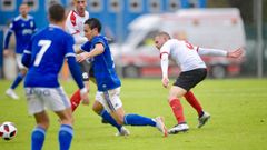 Steven Vetusta Vitoria Requexon.Steven se lleva un bal�n frente a un futbolista del Vitoria