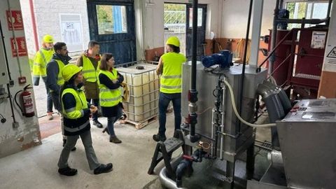 La alcaldesa de Betanzos, con los concejales Diego Fernndez y Andrs Hermida, en la depuradora.